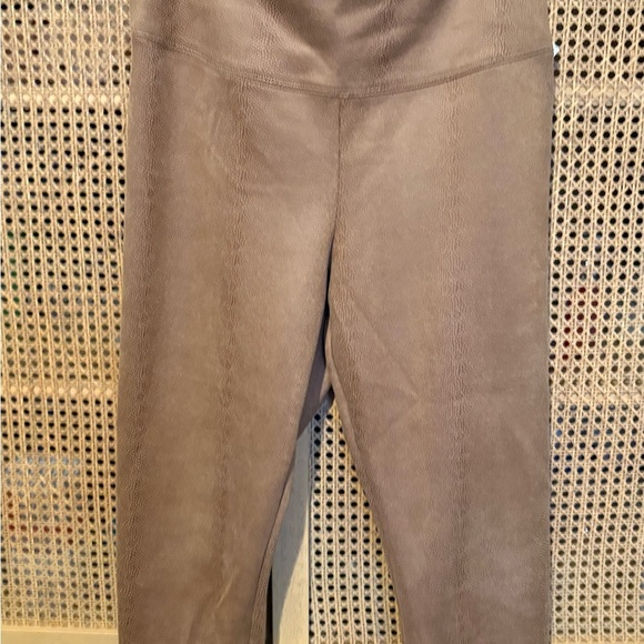 White House Black Market Runway Leggings 2 Tan Faux Suede Pebbled High-Rise - Picture 1 of 5